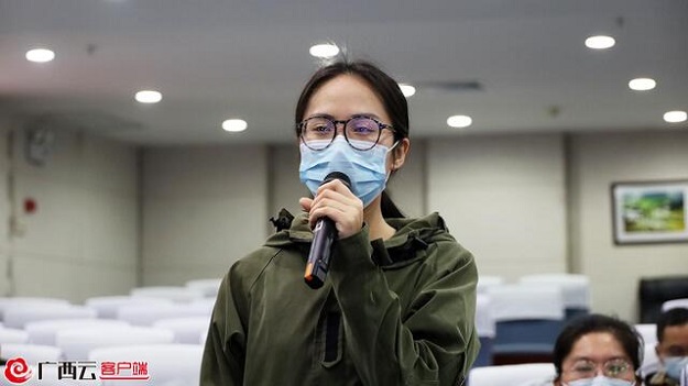 中新社记者.jpg